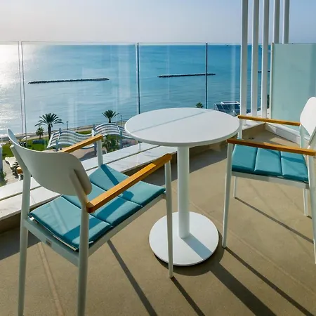 Radisson 5* لارنكا